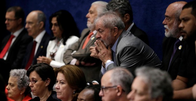 El expresidente brasileño Luiz Inacio Lula da Silva  escucha la comparecencia de Dilma Rousseff en el Senado.- REUTERS
