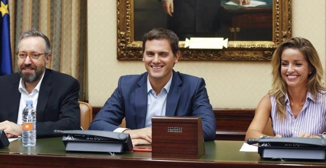 Albert Rivera (c) preside esta tarde la reunión del grupo parlamentario de Ciudadanos, junto al portavoz parlamentario, Juan Carlos Girauta (1i), y la diputada Patricia Reyes, miembro de la Mesa del Congreso (1d). EFE/Kiko Huesca