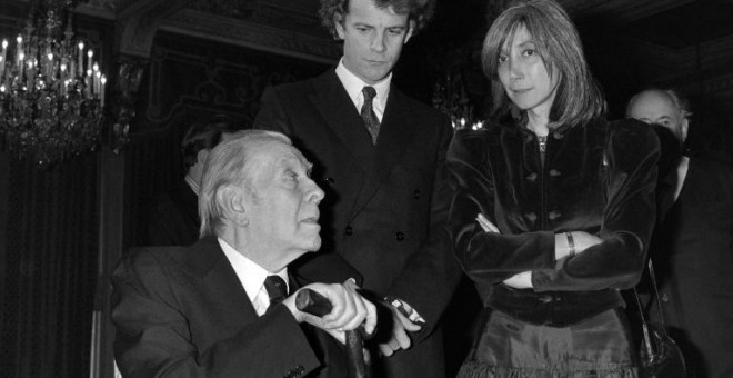 Fotografía de 1983 de Jorge Luis Borges, junto a su mujer Maria Kodama y el fotógrafo francés Francois-Marie Banier. - AFP