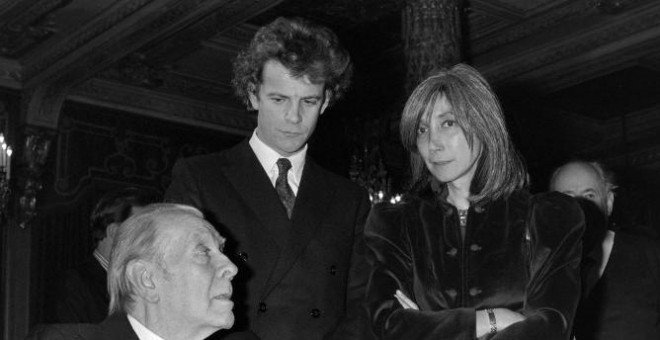Fotografía de 1983 de Jorge Luis Borges, junto a su mujer Maria Kodama y el fotógrafo francés Francois-Marie Banier. - AFP