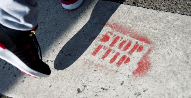 Un mensaje contra el TTIP dibujado en el suelo de una calle de Frankfurt, Alemania. REUTERS/Ralph Orlowski