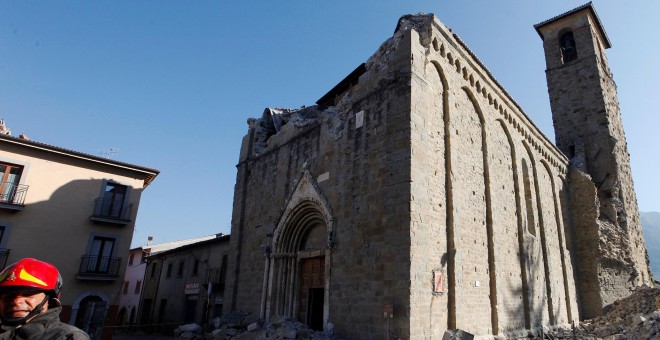 La iglesia de  Sant'Agostino, uno de los edificios afectados por el terremoto en Amatrice. REUTERS/Ciro De Luca