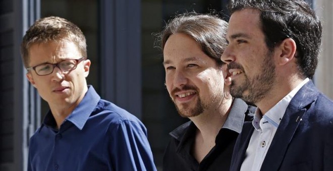 El secretario general de Podemos,Pablo Iglesias (c), el portavoz de Podemos en el Congreso Iñigo Errejón (i) y el líder de IU, Alberto Garzón (dcha), a su llegada esta tarde al Congreso para asistir a la primera jornada del debate de investidura al que se