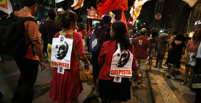Manifestantes en favor de Dilma Rousseff han salido en la calle este lunes en diversas ciduades brasileñas en protesta contra el proceso contra la mandataria. - REUTERS