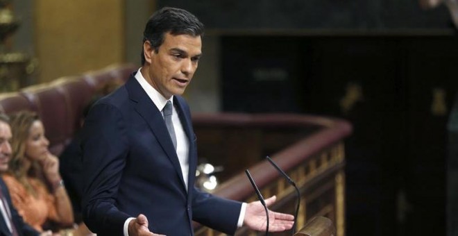 El secretario general del PSOE, Pedro Sánchez,durante su intervención en la segunda sesión del debate de investidura del líder del PP, Mariano Rajoy, que se celebran el en pleno del Congreso de los Diputados y que concluirá con la primera votación, para l