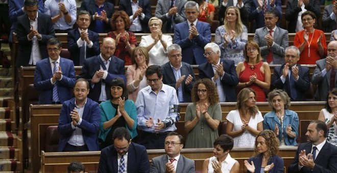 La bancada socialista aplaude a su líder, Pedro Sánchez (i, sentado), tras su intervención este miércoles en el Congreso de los Diputados.-EFE/Chema Moya