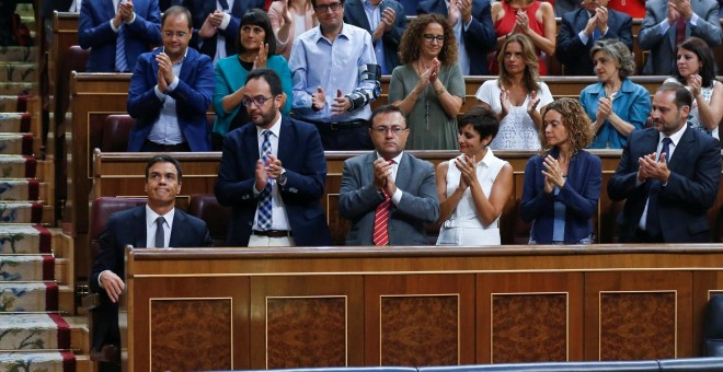 La bancada socialista aplaude a Pedro Sánchez tras su intervención en el debate de investidura de este miércoles en el Congreso de los Diputados.- REUTERS