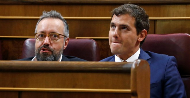 El líder de Ciudadanos, Albert Rivera, junto al diputado y portavoz del partido en el Congreso, Juan Carlos Girauta, durante el debate de investidura de este miércoles.- REUTERS