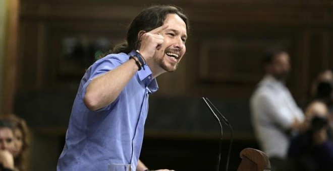 El secretario general de Podemos, Pablo Iglesias, responde al discurso que hizo este martes el candidato del PP, Mariano Rajoy, en la segunda sesión del debate de investidura de este miércoles en el Congreso de los Diputados.- EFE