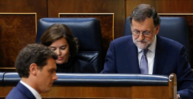El líder de Ciudadanos, Albert Rivera, sube a la tribuna del Congreso delante de la bancada popular, presidida por Mariano Rajoy. REUTERS/ Andrea Comas
