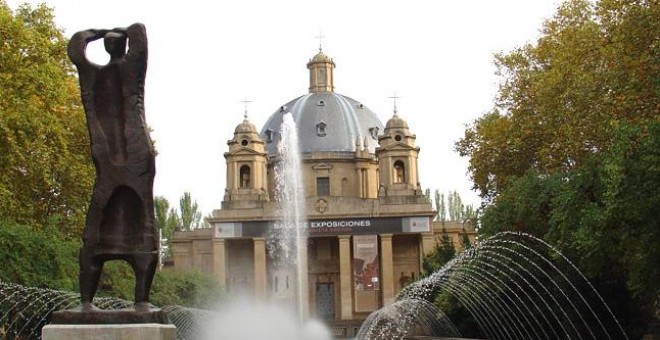 El Monumento a los Caídos alberga los restos enterrados de los generales golpistas Emilio Mola y José Sanjurjo.