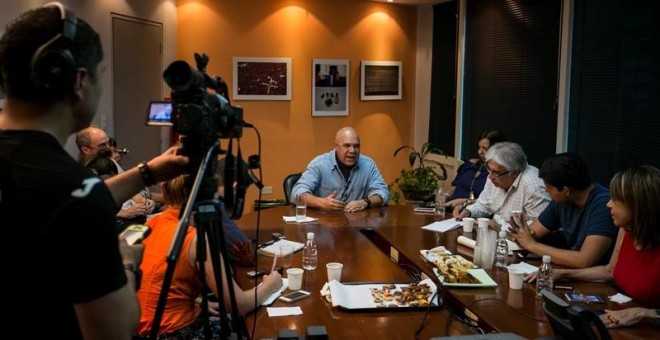 El secretario general de la coalición opositora Mesa de Unidad Democratica (MUD), Jesus Torrealba, participa de un encuentro con periodistas. - EFE
