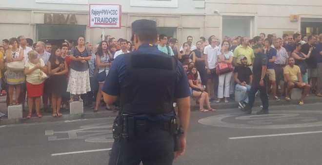 Protesta en el exterior del Congreso de los Diputados, que ha acogido la primera votación de investidura de Rajoy. / PAULA DÍAZ