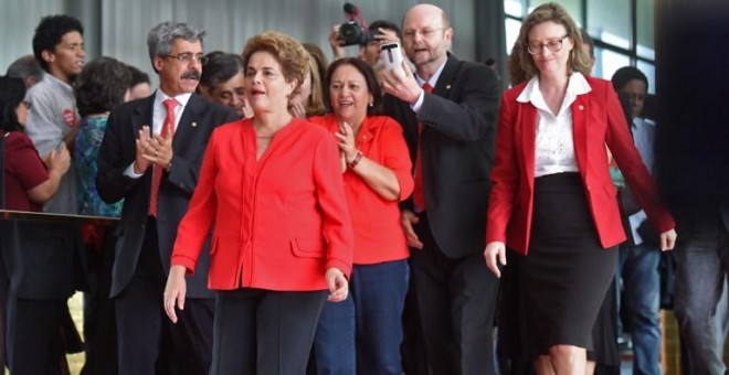 Dilma Rousseff, acompañada por varios compañeros, antes de dar su discurso tras ser destituida. - AFP