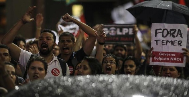 Manifestantes protestan contra la destitución de la expresidenta brasileña Dilma Rousseff. - EFE