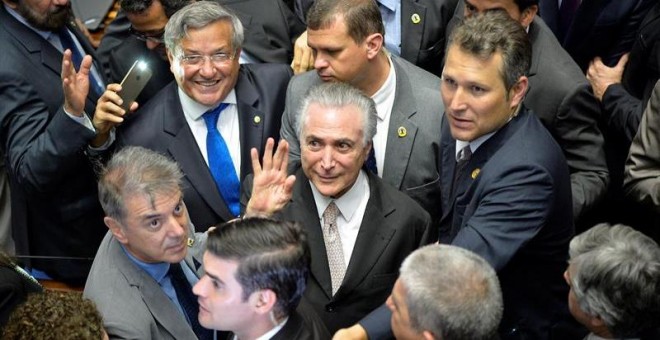 Michel Temer, felicitado por algunos senadores tras la destitución de la mandataria Dilma Rousseff. - EFE