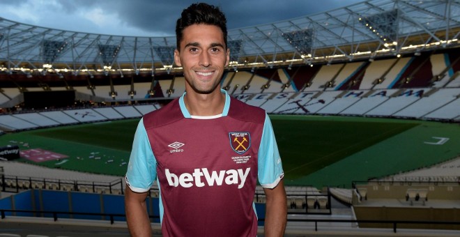 Álvaro Arbeloa posa con la camiseta del West Ham en el estadio olímpico de Londres.