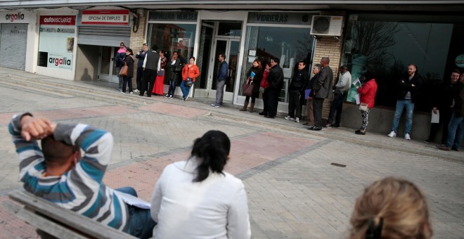 Un grupo de personas hace cola en una oficina del Servicio Público de Empleo de la Comunidad de Madrid. REUTERS