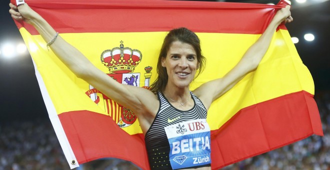 Ruth Beitia sostiene la bandera de España anoche en el estadio de Zúrich. /REUTERS
