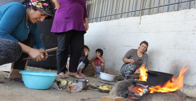 Mujeres cocinando en el campo de Sindos, en los alrededores de Tesalónica. - TOMÁS PARRA