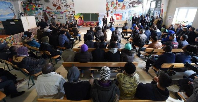 Refugiados en un aula de un centro de acogida de Múnich. - AFP