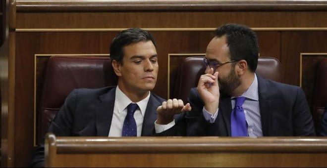 El secretario general del PSOE, Pedro Sánchez, en su escaño junto al diputado Antonio Hernando. - EFE
