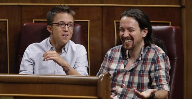 Los dirigentes de Podemos Pablo Iglesias e Iñigo Errejón, en sus escaños durante el debate. - EFE