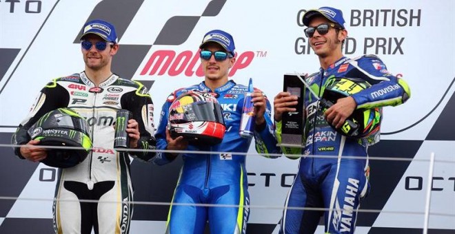 Cal Crutchlow, Maverick Vinales y Valentino Rossi, en el podio de Silverstone. / EFE