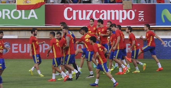 Los jugadores de la selección española en el entrenamiento de ayer en León. /EFE