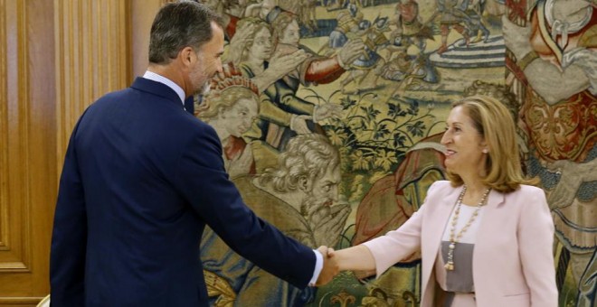 El rey Felipe VI recibe en audiencia a la presidenta del Congreso de los Diputados, Ana Pastor, quien acude al Palacio de la Zarzuela para comunicar al monarca el resultado de investidura fallida  de Mariano Rajoy. EFE/Sergio Barrenechea