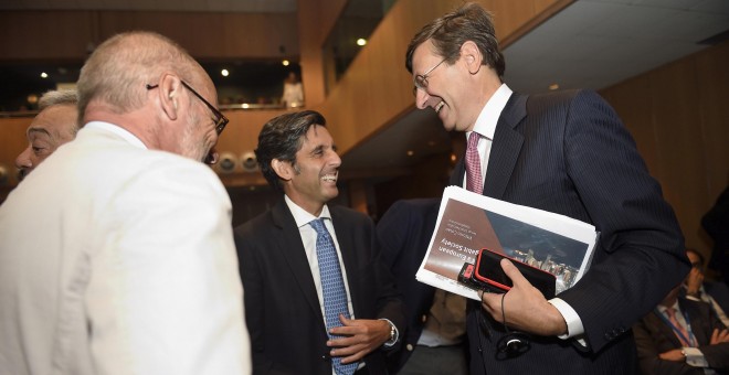 El presidente de Telefónica, José María Álvarez-Pallete (c); el consejero delegado de Vodafone, Vittorio Colao (d), y el presidente de Orange, Stéphane Richard, conversan antes de participar  en el 30 Encuentro de Telecomunicaciones y Economía Digital, ce