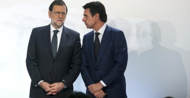 El presidente del Gobierno en funciones, Mariano Rajoy, y el exministro de Industria, José Manuel Soria, en una imagen de archivo. REUTERS