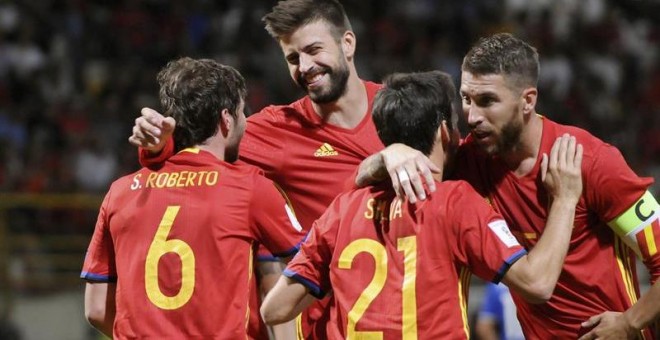 Los jugadores de la selección española celebran uno de los goles ante Liechtenstein. EFE/J.Casares