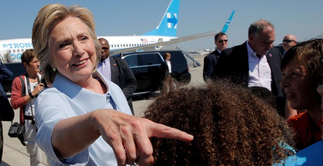 Hillary Clinton llegando ayer a Cleveland. /REUTERS