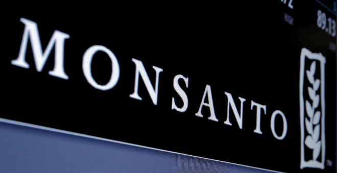 El logo de Monsanto en una pantalla en el patio de negociación de la bolsa de Nueva York (NYSE, según sus siglas en inglés), en Wall Street. REUTERS/Brendan McDermid