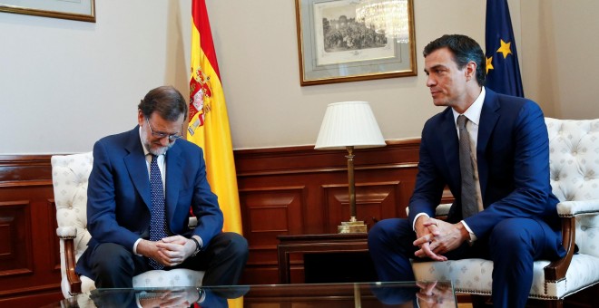 El líder socialista Pedro Sánchez, en una de sus últimas reuniones con el presidente del Gobierno en funciones, Mariano Rajoy, antes de la fallida inestidura del candidato del PP. REUTERS/Andrea Comas