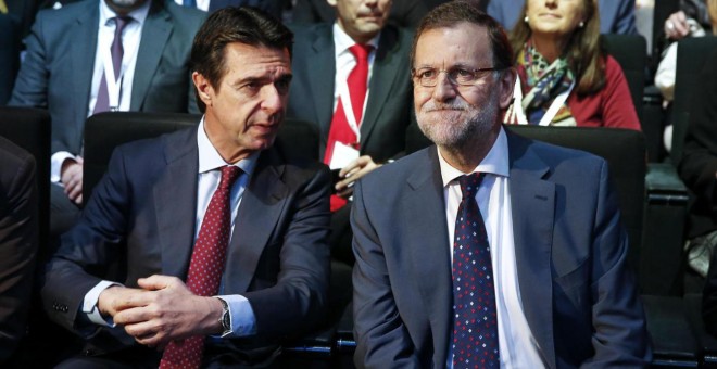 Foto de archivo del exministro Juan Manuel Soria con el presidente del Gobierno, Mariano Rajoy, en un acto oficial. REUTERS