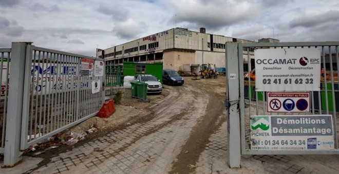 Empleados trabajan en una estación de trenes abandonada para acondicionarla como el primer campamento para refugiados de París. - EFE