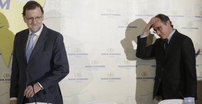 El jefe del Ejecutivo en funciones, Mariano Rajoy, junto a Alfonso Alonso, presidente del PP Vasco y candidato a Lehendakari, a quien ha presentado hoy en la conferencia que ha ofrecido en un desayuno de Nueva Economía Fórum. EFE/Emilio Naranjo