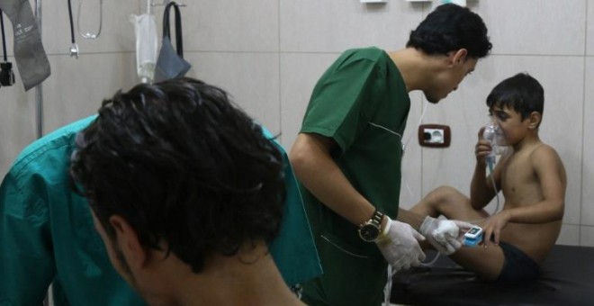 Médicos atienden a un niño afectado por el ataque químico. - AFP