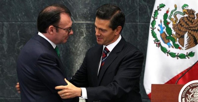 El presidente de México, Enrique Peña Nieto, se despide de quien fuera hasta hoy su secretario de Hacienda, Luis Videgaray. - EFE