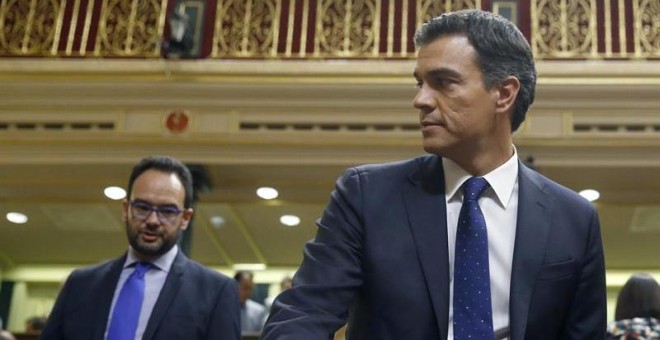 El portavoz del PSOE en el Congreso, Antonio Hernando, junto al líder de los socialistas, Pedro Sánchez.- EFE