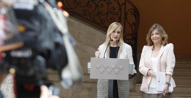 La presidenta de la Comunidad de Madrid, Cristina Cifuentes, con la consejera de Economía y Hacienda, Engracia Hidalgo. MADRID.ORG