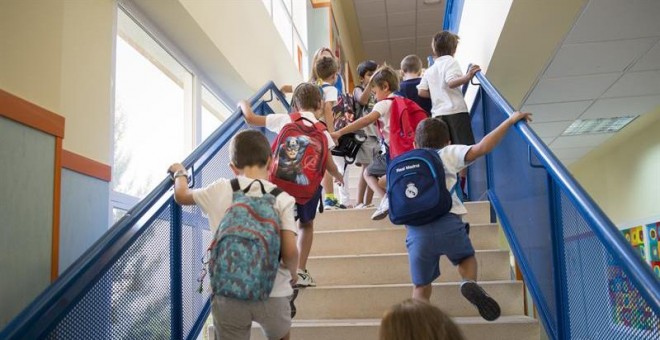 Varios niños a su llegada al colegio público Mario Vargas Llosa de Las Rozas (C. de Madrid), en el primer día del curso escolar 2016-2017 que ha dado comienzo este jueves para los alumnos de Infantil y Primaria de Madrid, Comunidad Valencia, Aragón y Cant