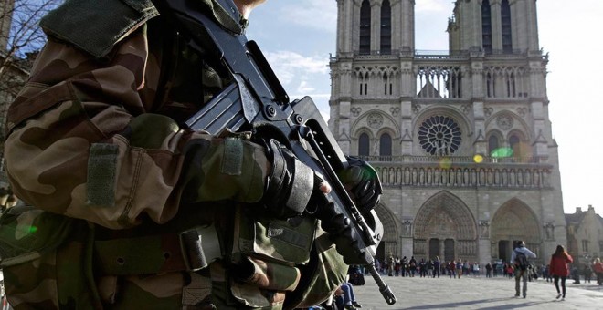 Un soldado armado patrulla frente a la catedral de Notre Dame en París.- PHILIPPE WOJAZER (REUTERS)