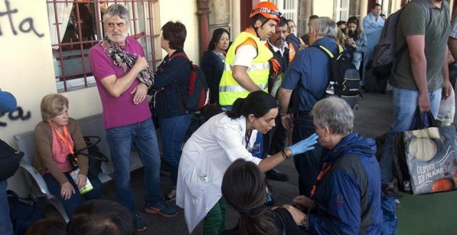 Varios de los heridos hoy en el accidente ferroviario ocurrido en O Porriño al descarrilar un tren en las inmediaciones de la estación, que ha causado al menos, dos víctimas mortales y 'un número elevado' de heridos, algunos de ellos de gravedad, según fu