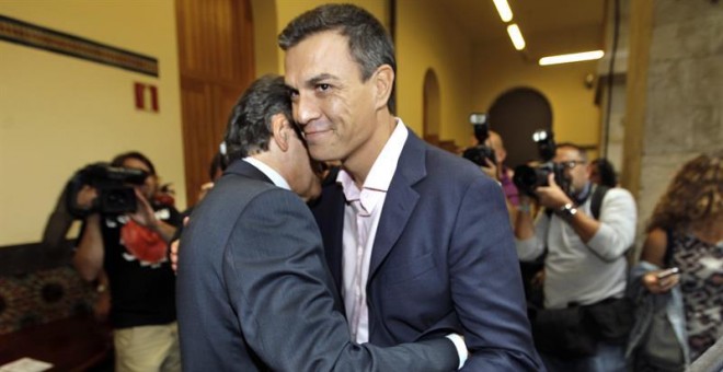 Pedro Sánchez saluda al presidente de Asturias, Javier Fernandez, en Gijón. / ALBERTO MORANTE (EFE)