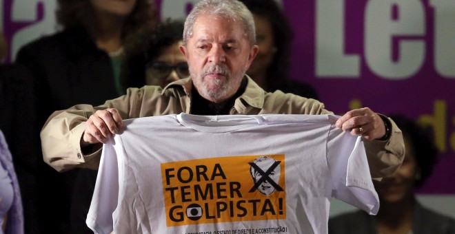 Lula da Silva sujeta una camiseta contraria a Temer durante un acto en la ciudad de Santo Andre. - REUTERS