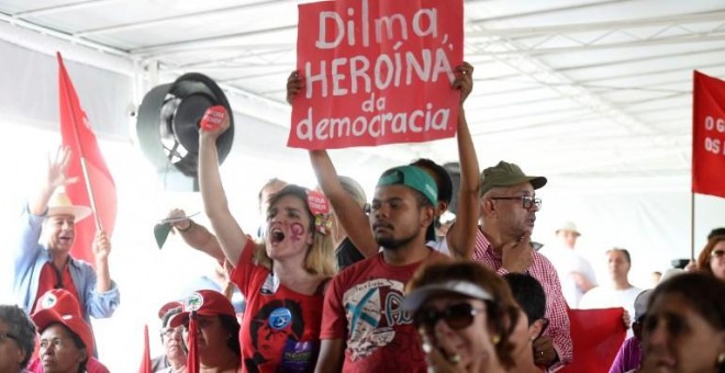 Seguidores de Dilma Rousseff durante la votación en el Senado donde se votó la destitución definitiva de la exmandataria. - AFP