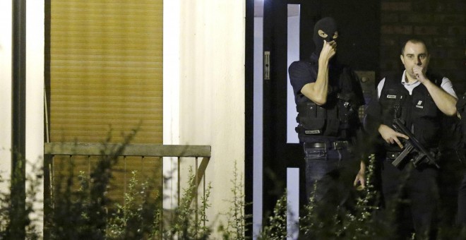 Agentes franceses inspeccionan una vivienda en Boussy-Saint-Antoine, cerca de París. - REUTERS